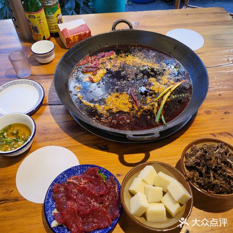 左麻右辣老火锅：藏在小区里的正宗重庆味