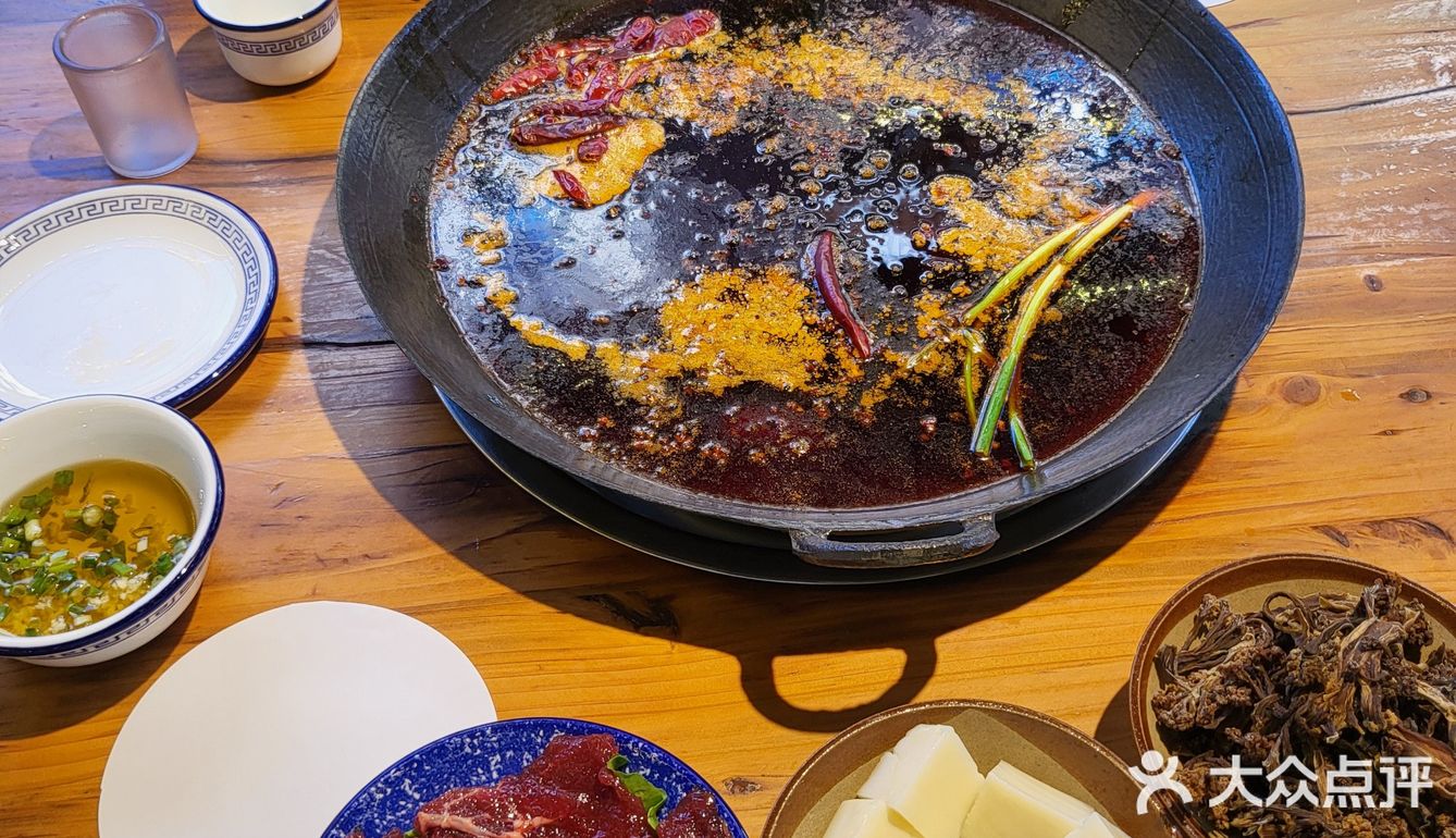 左麻右辣老火锅：藏在小区里的正宗重庆味