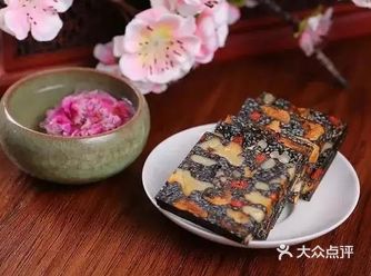 冬季到，很多女性朋友购买阿胶糕进行补气血，但你真的适合吃吗？