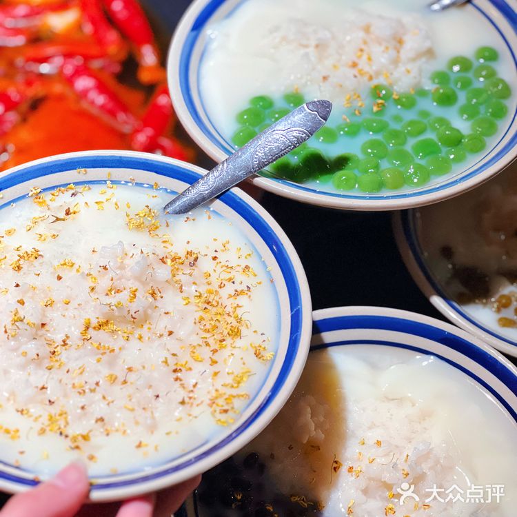 这家店抓住了春天青团冰豆花的流量密码！