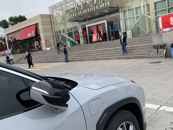 堰桥服务区停车场