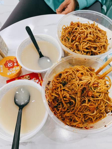 梅姐重庆小面(长阳路店)-"点的他们家的外卖,味道真的还不错的,我点.