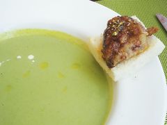 奶油芦笋汤配鹅肝面包干-香格里拉鱼跃地中海西餐厅·牛排披萨