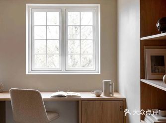 设计师选用了与阁楼美学相关的温暖的色调，浅色的木地板