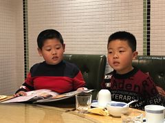 他们两个成了城里孩子-海逸餐厅·象山海鲜