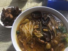 酸菜肉丝米线-越洋肖氏老米线(杨家坪店)