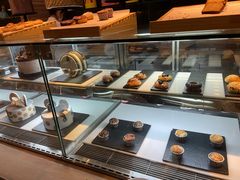 面包甜点陈列柜-富力希尔顿酒店·地阔自助餐厅