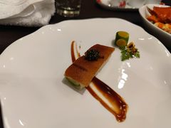 鱼子酱配脆皮烤乳猪-广州文华东方酒店·江-由辉师傅主理