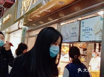 每次从这里经过，都会看到他家排着队～，今天终于空闲