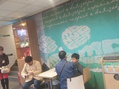 等位区-麦当劳(虹梅路地铁站店)