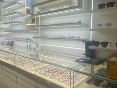 -美式眼镜·授权蔡司.依视路.尼康.豪雅.明月(南翔印象城店)