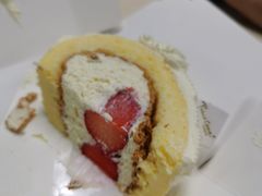 草莓牛乳卷-卡玛王子蛋糕(广雅店)
