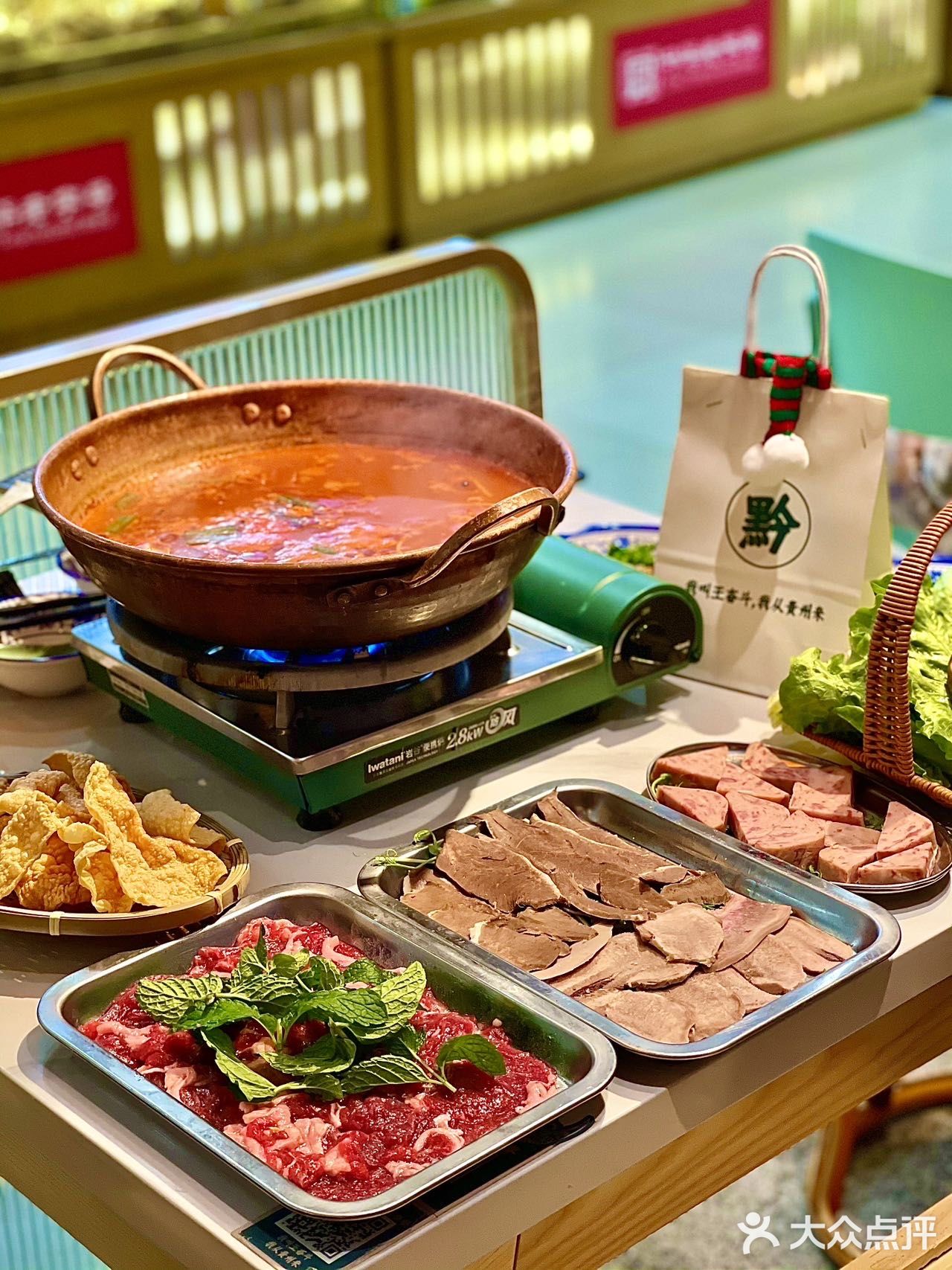 冬日里的味蕾狂欢｜酸汤牛肉火锅之旅 