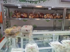 面包甜点陈列柜-白玉兰食品(中山公园龙之梦店)