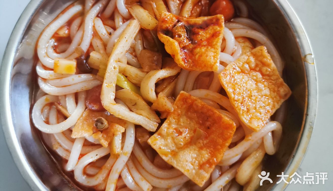 第一次吧粉煮开，第二次吧汤料煮开与粉同煮入味儿