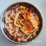 第一次吧粉煮开，第二次吧汤料煮开与粉同煮入味儿