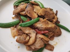 牛肝菌炒肉-悦融琥珀·京鲁菜·海味珍品(西单店)