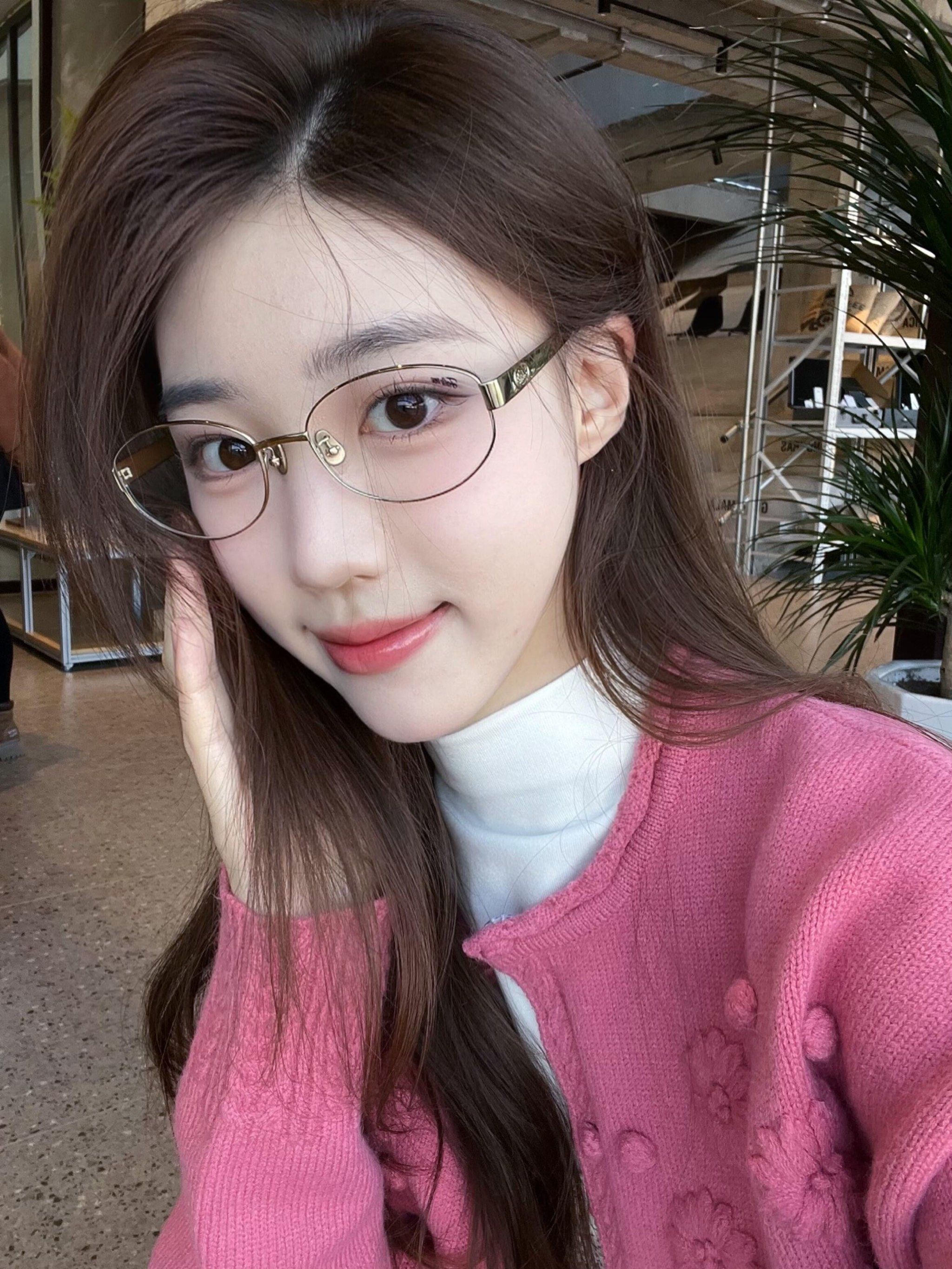 戴眼镜的漂亮姐姐🌸