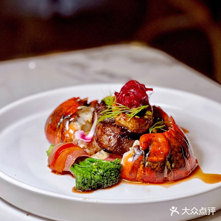 高甜预警｜情人节氛围拉满的烛光晚餐🌹餐厅一楼是玫瑰花花海～