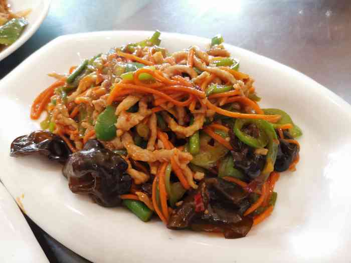 华光餐厅,一家老式餐厅,只支持现金结账,进门先看墙上的菜单,选好了去