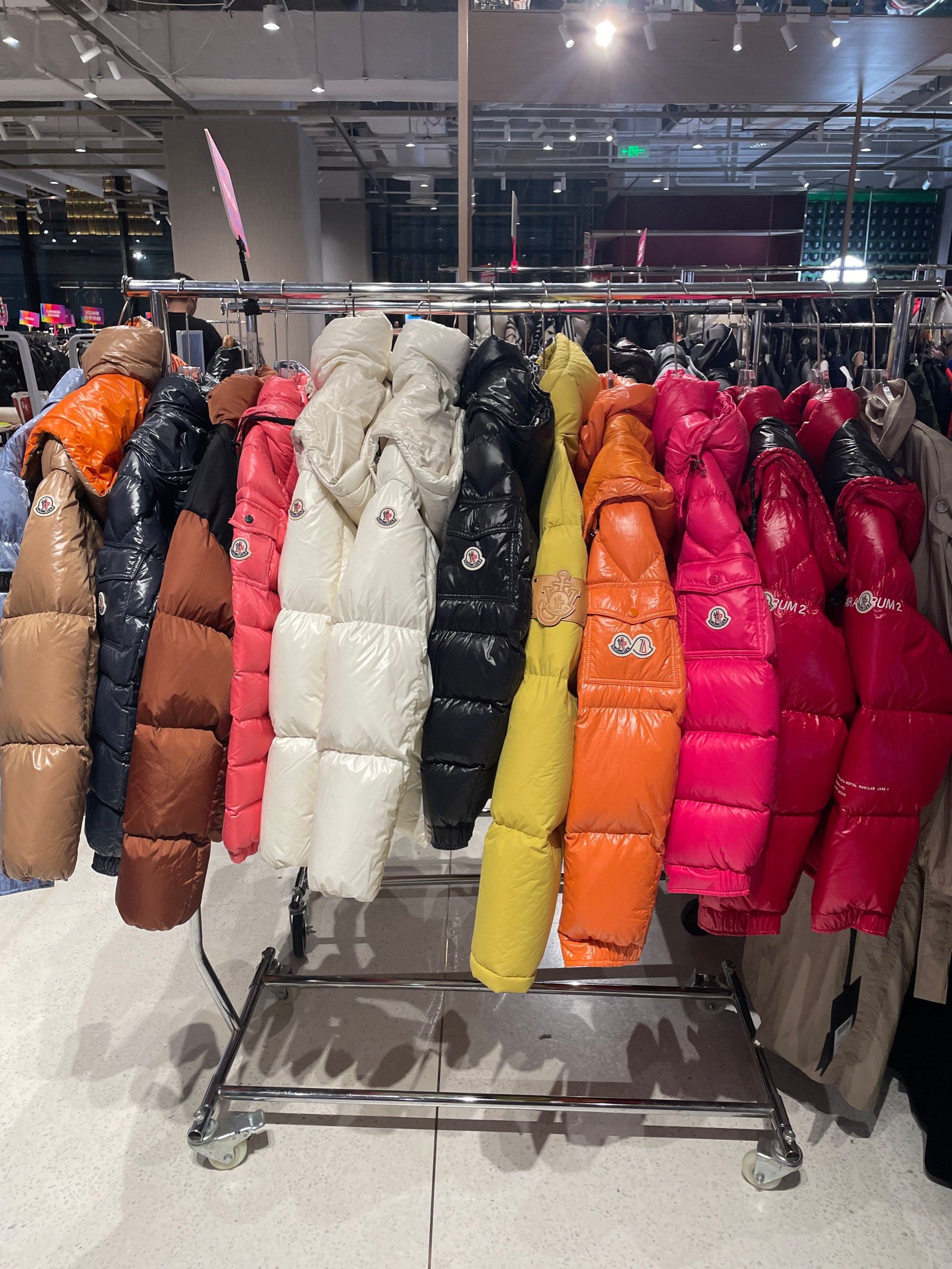 魔都特卖|moncler还有彩虹色羽绒服