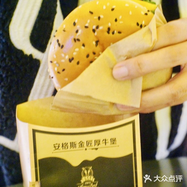 跟着豆豆吃｜敷🧀芝士面膜的安格斯MAX厚牛堡！嫩到爆！