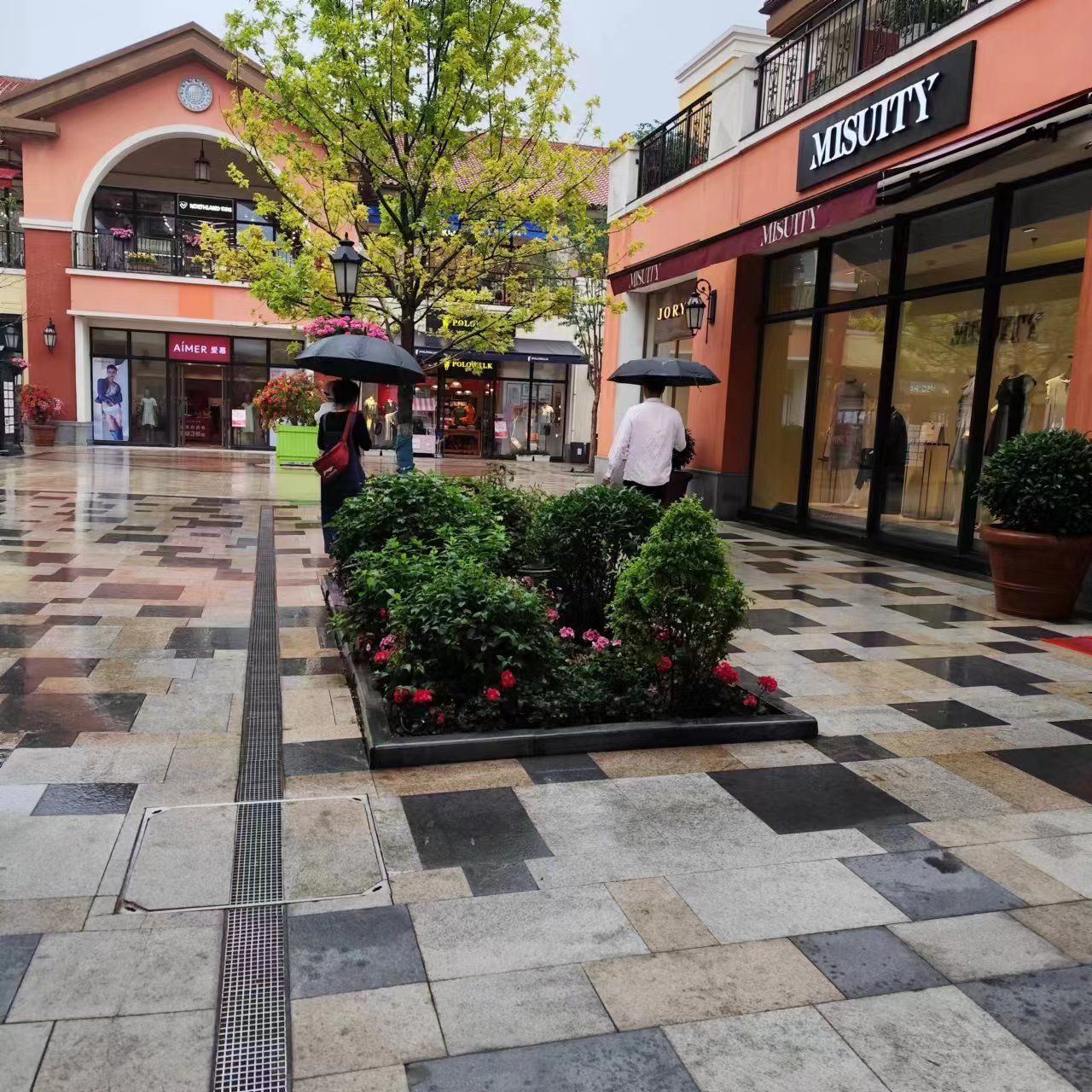 而且还是购物,吃喝玩乐为一站到底,在鸿星尔克为孩子买了一套衣服和鞋