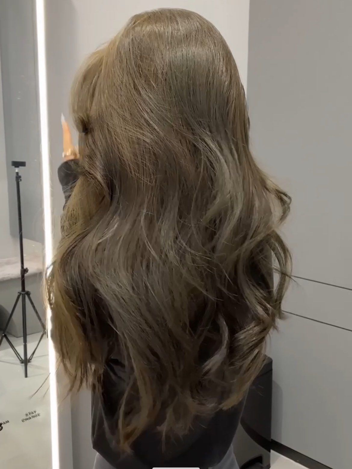 薄荷米棕是一款非常流行的发色,以冷青调为主,副调带着一点灰感