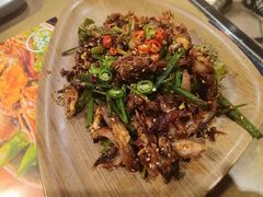 卤烤麻辣手撕兔-何师烧烤·香辣蟹·川菜·30年老品牌(太古里旗舰店)