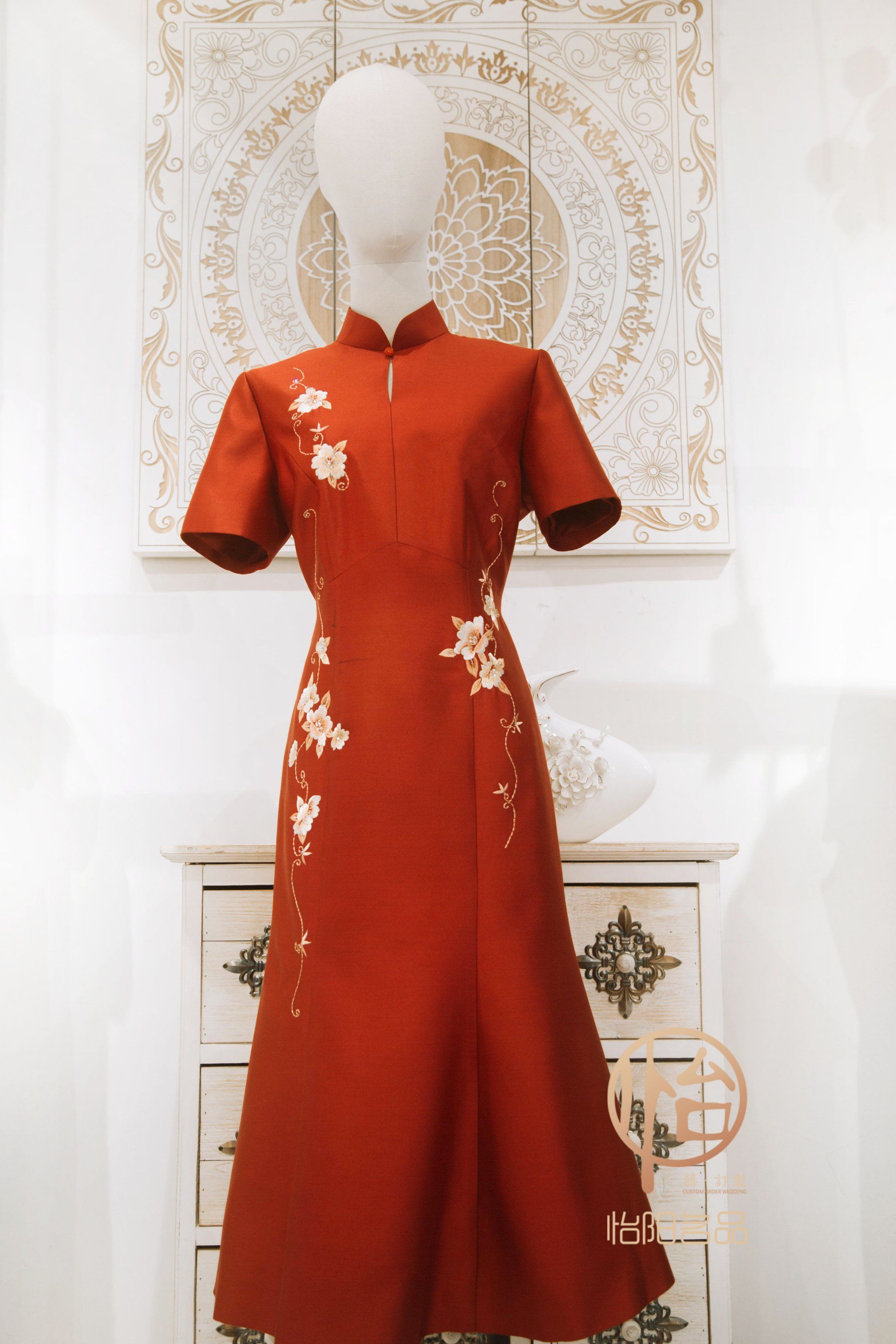 红色鱼尾旗袍尽显妈妈的温柔与浪漫