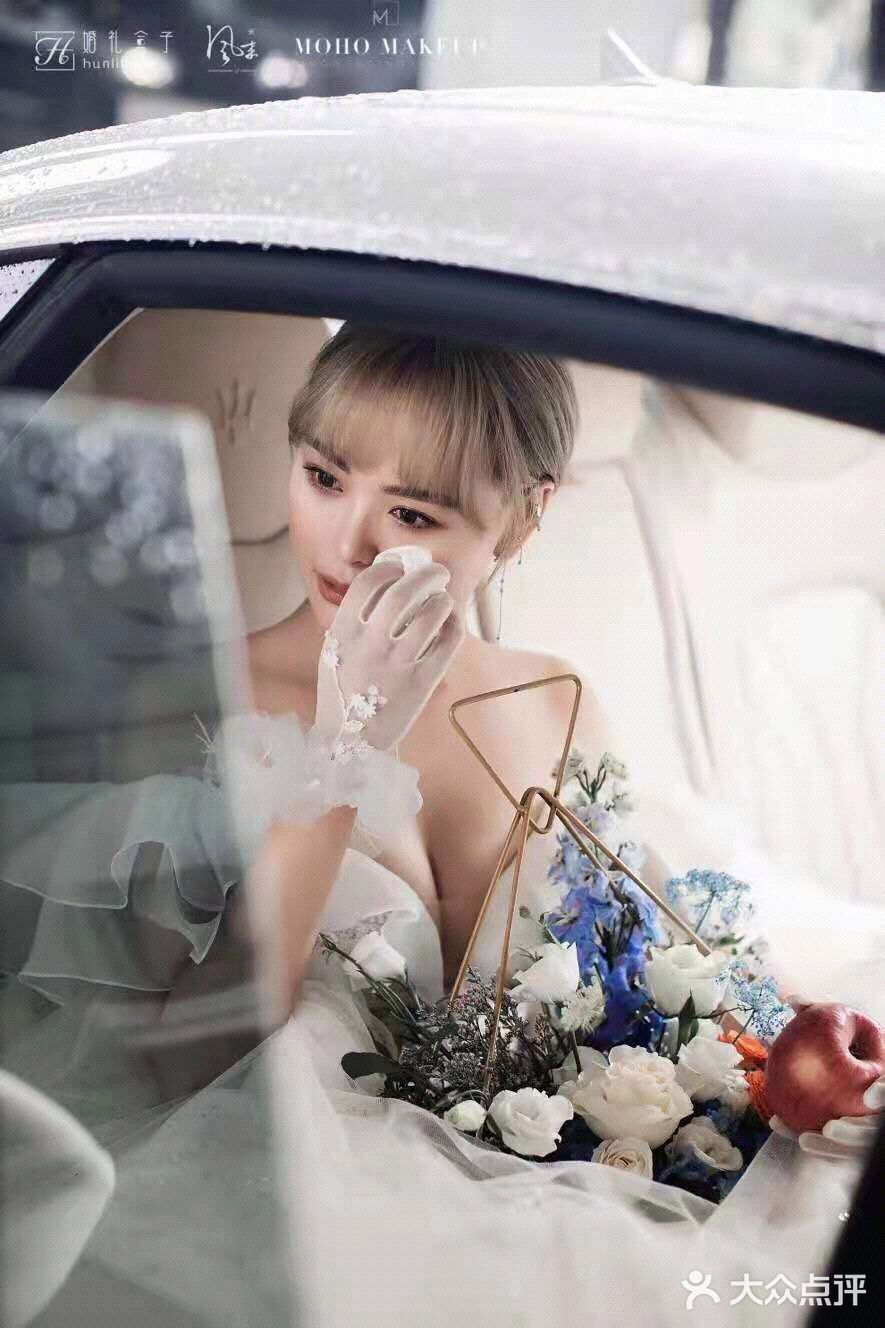 夜光婚纱在暗场婚礼真的绝绝子  