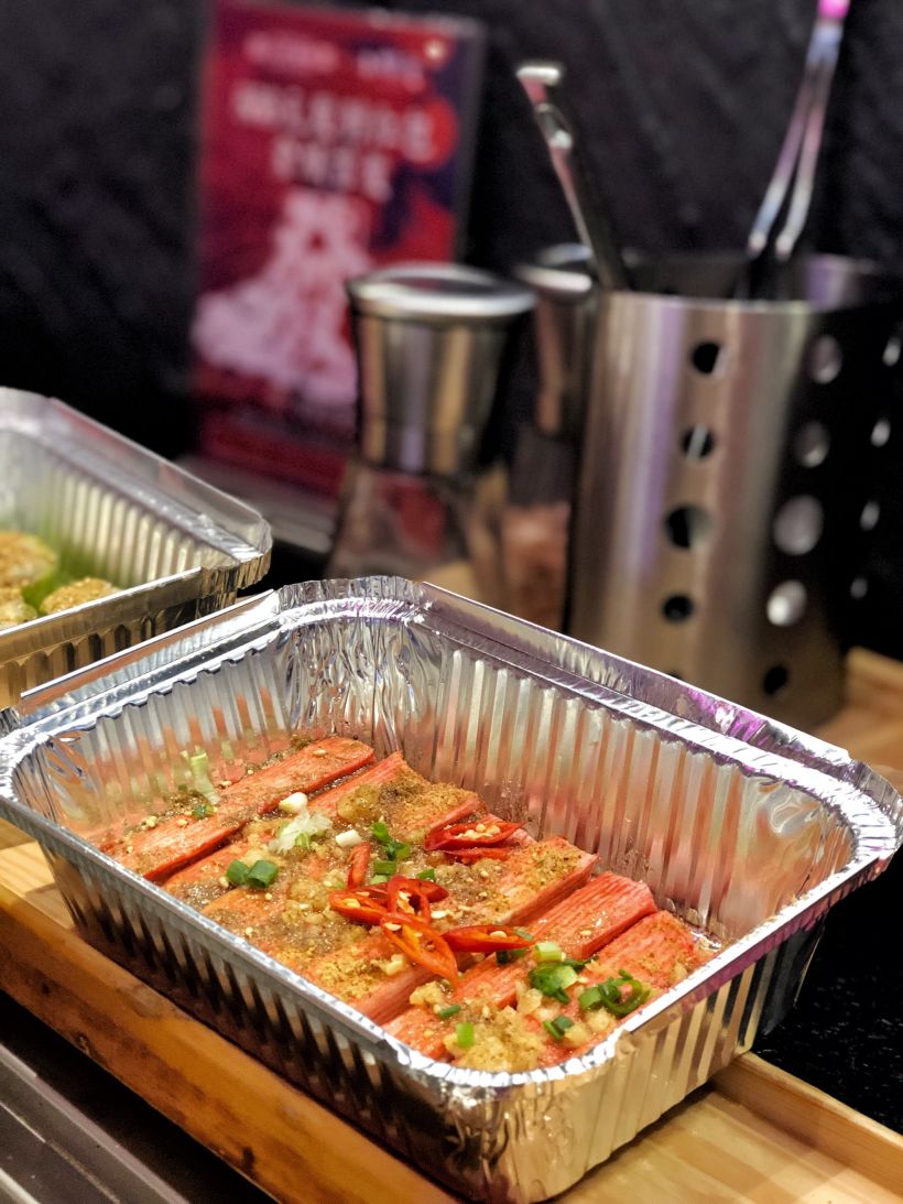 「烤蟹柳」锡纸烤蟹柳,香气扑鼻的味道,齿颊留香的口感,蟹柳棒极了!