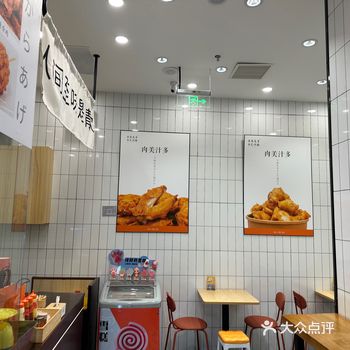 这家的炸鸡真是美味至极！鸡肉鲜嫩多汁，外皮金黄酥脆