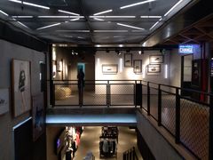 -阿迪达斯(百联徐汇商业广场运动旗舰店)