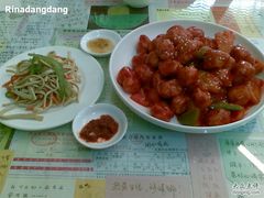 菠萝咕咾肉和赠送的小菜-朵朵开素食餐厅(后宰门街店)