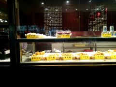 面包甜点陈列柜-四季小馆·地道北京小吃(广百店)