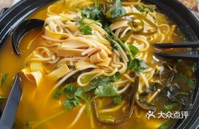 Golden Soup Rice Noodles (Medium Spicy)