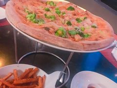辛香鸡肉比萨配辣椒-WOLFGANG PUCK KITCHEN & BAR(迪士尼小镇店)