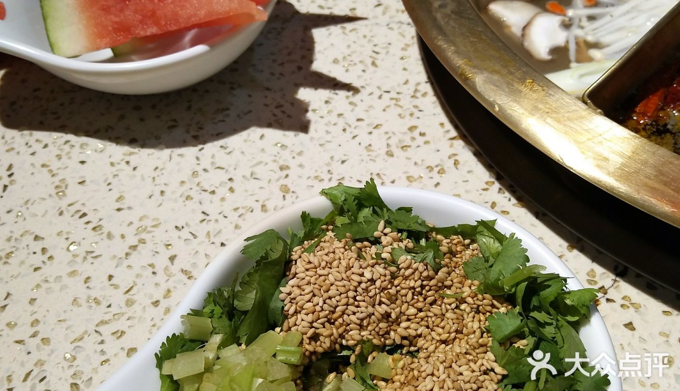 红红火火 热热腾腾 桌子挺老大