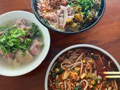 -鸿浩扒猪脚米线