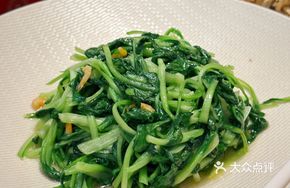 Fried Tofu Skin with Chicken Greens