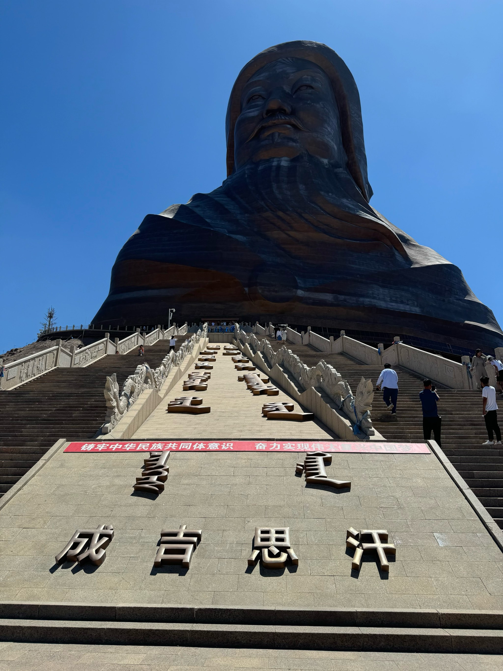 成吉思汗最大的雕像图片