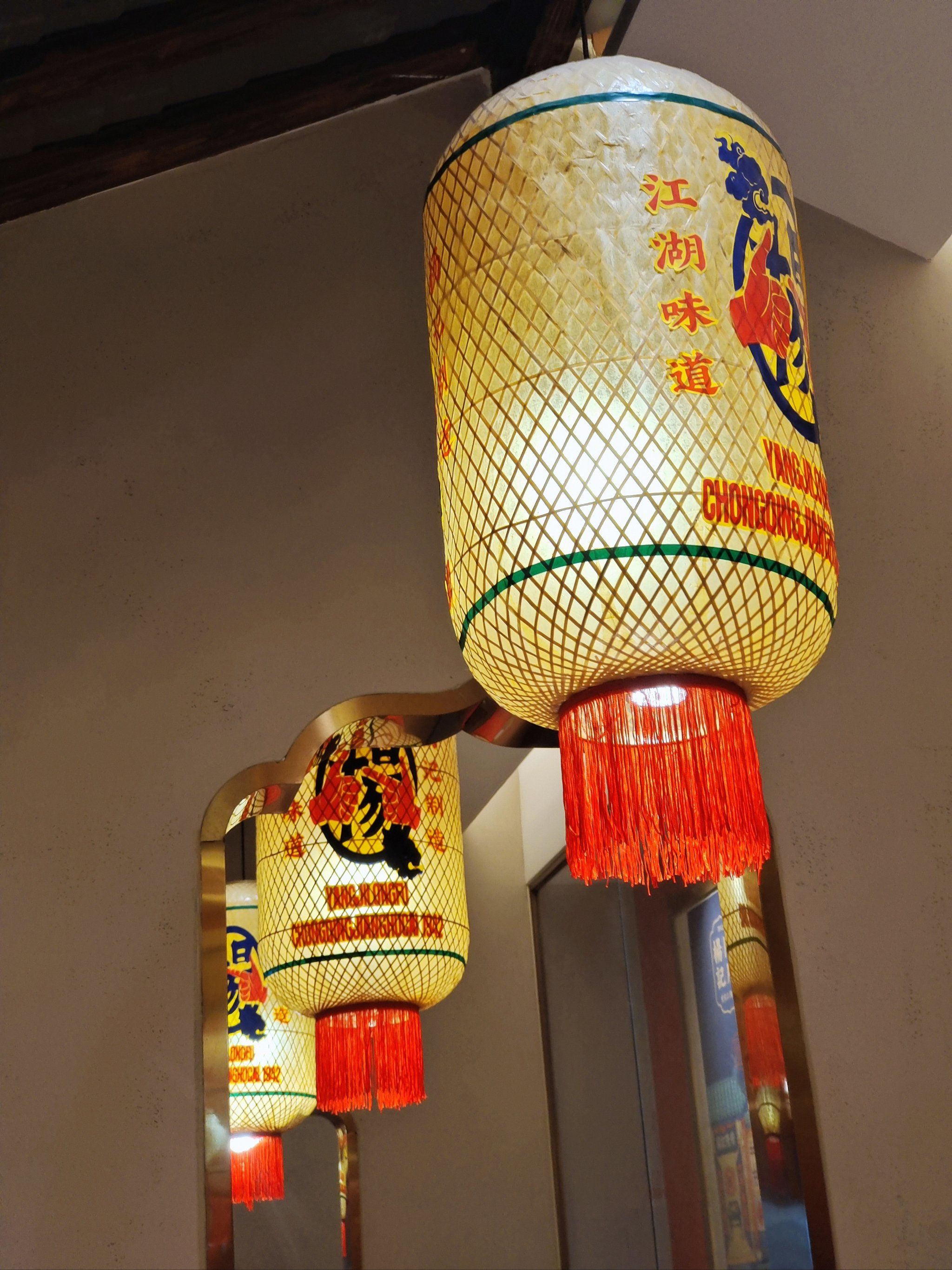 n古香古色的装修环境确实还不错\\n店里的灯笼?门口的大鼓?