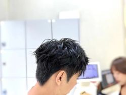 -十六番发型师事务所