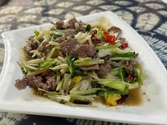 芹菜小米辣炒牛肉-龙姐私房菜(和顺古镇店)