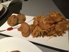 开花石榴球拼外婆家糯米肉饼拼香煎扎肉卷-T館·花园艺术餐厅