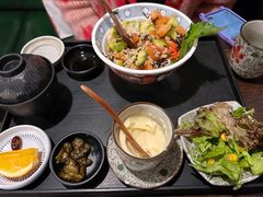 三文鱼刺身拌牛油果-角落里(中山公园店)