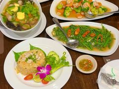 -Chom Cafe and Restaurant