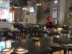 大堂-巴四老城区炭火蛙锅(张江店)