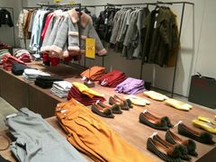 店内环境-URBAN REVIVO(西安Momopark店)
